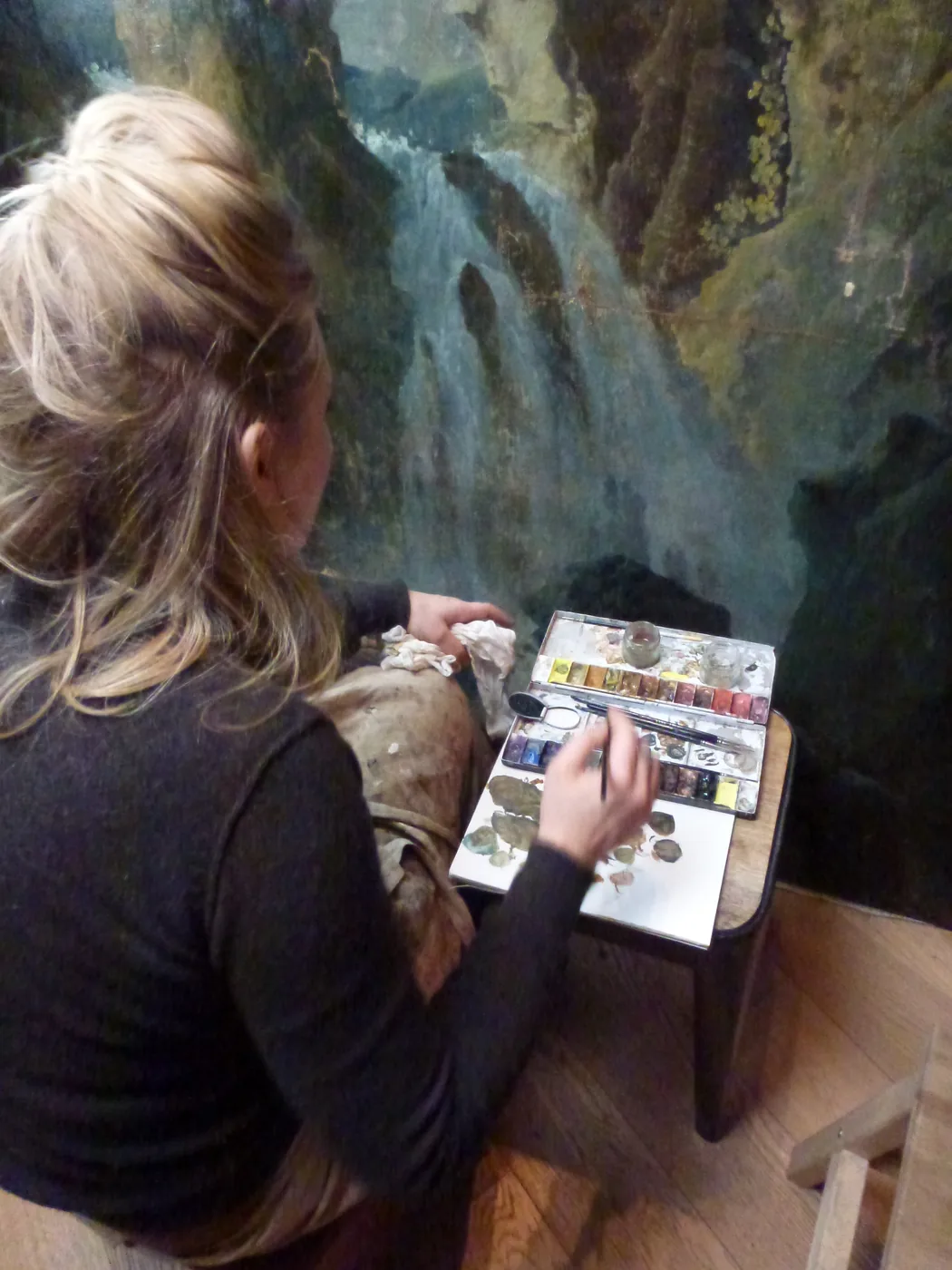 Sibille Gempp retouche la cascade à l'aquarelle
