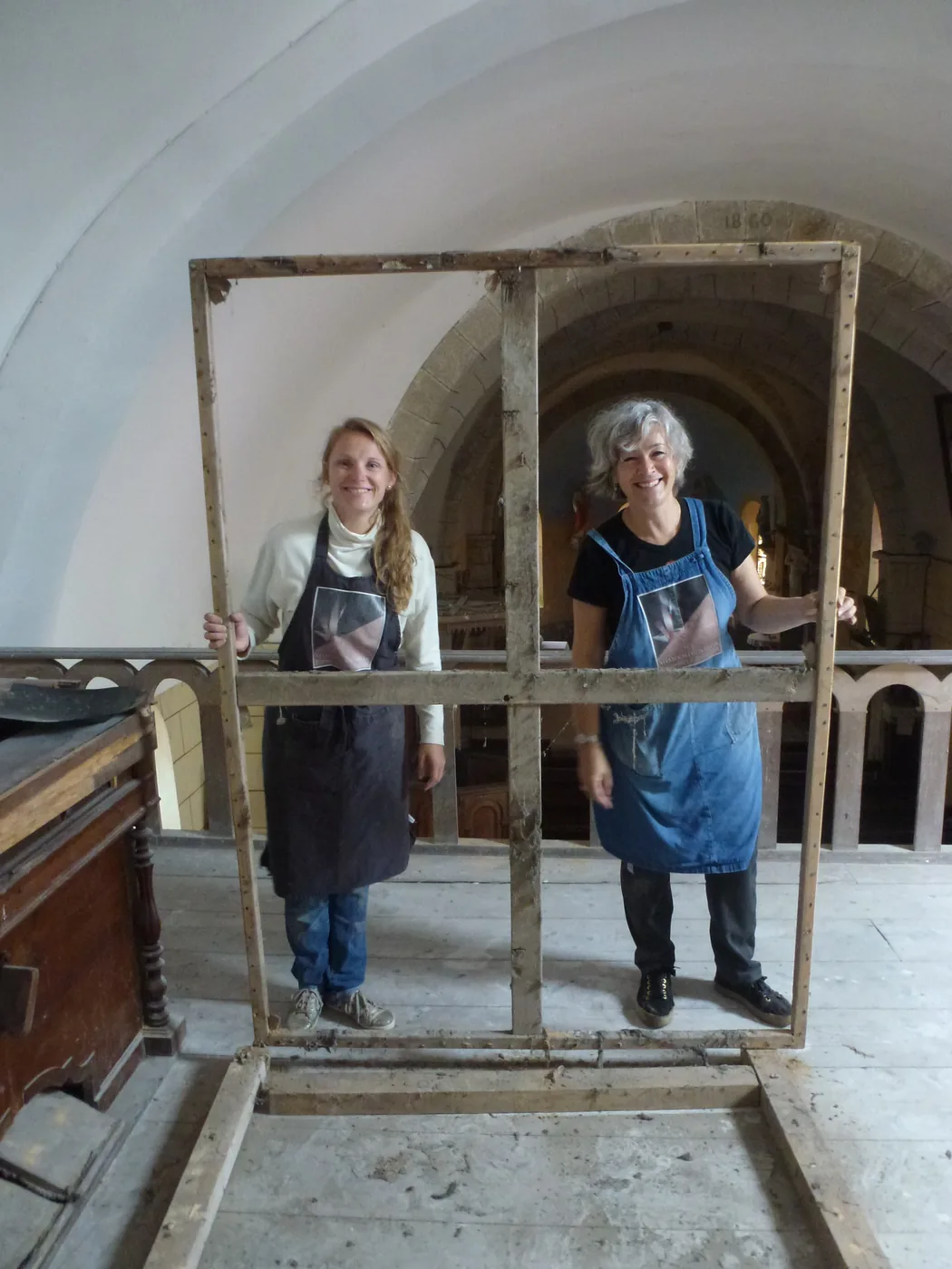 Sibille Gempp et Marion Boyer derrière un grand châssis