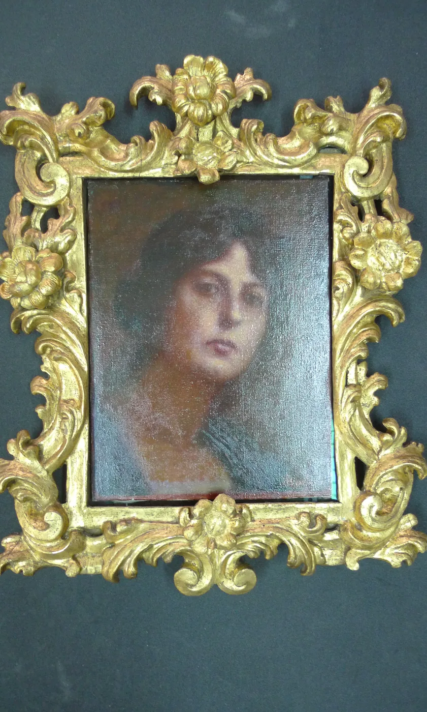 Le même cadre nettoyé : sa dorure d'origine réapparaît, avec un portrait