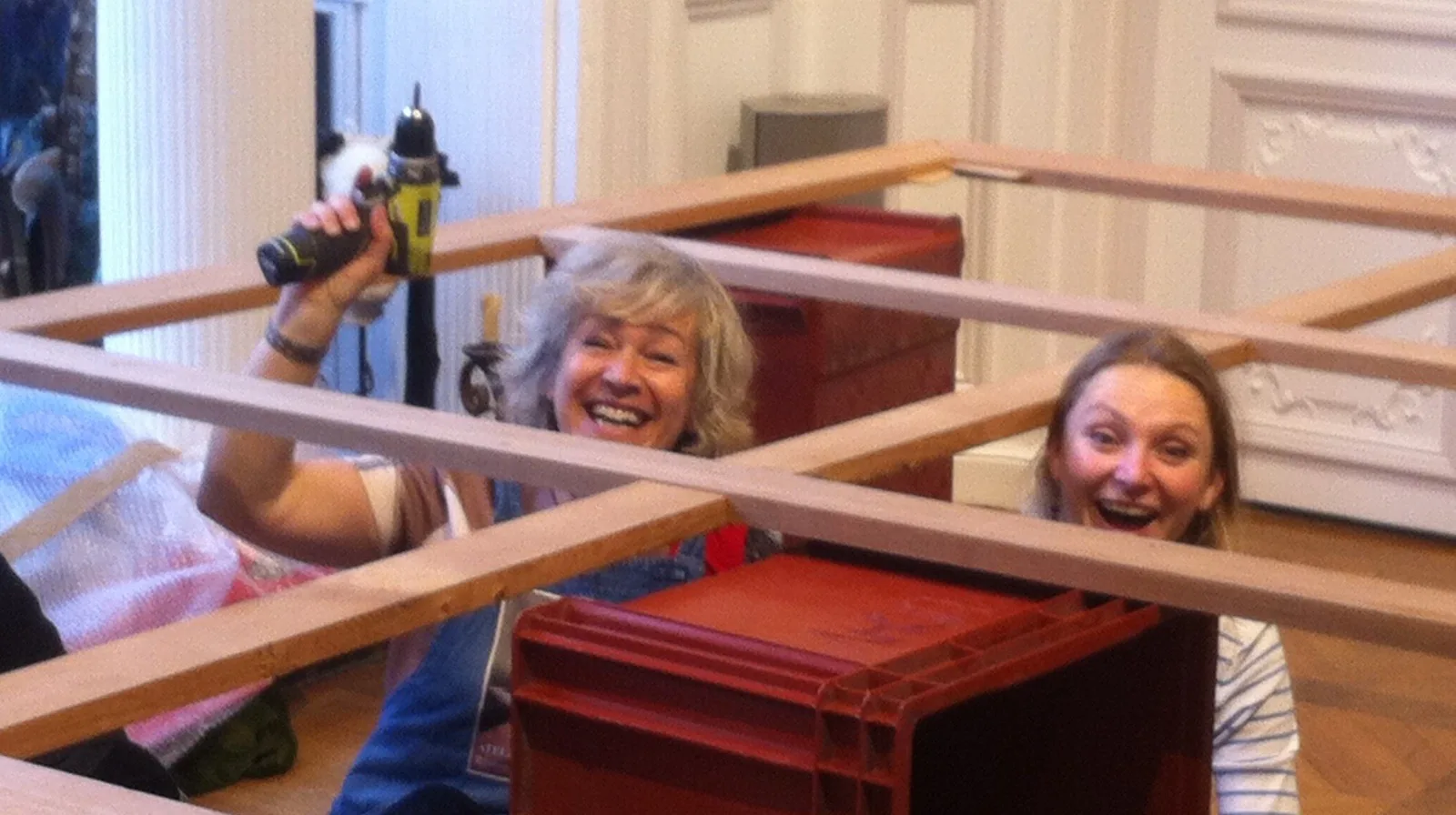 Marion Boyer et Sibille Gempp éclatent de rire en montant un grand châssis