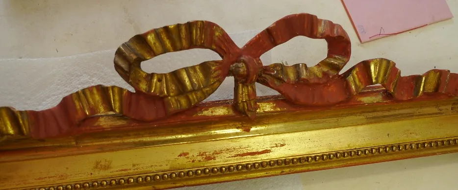 La boucle reconstituée, couverte d'assiette rouge, à côté de la dorure ancienne
