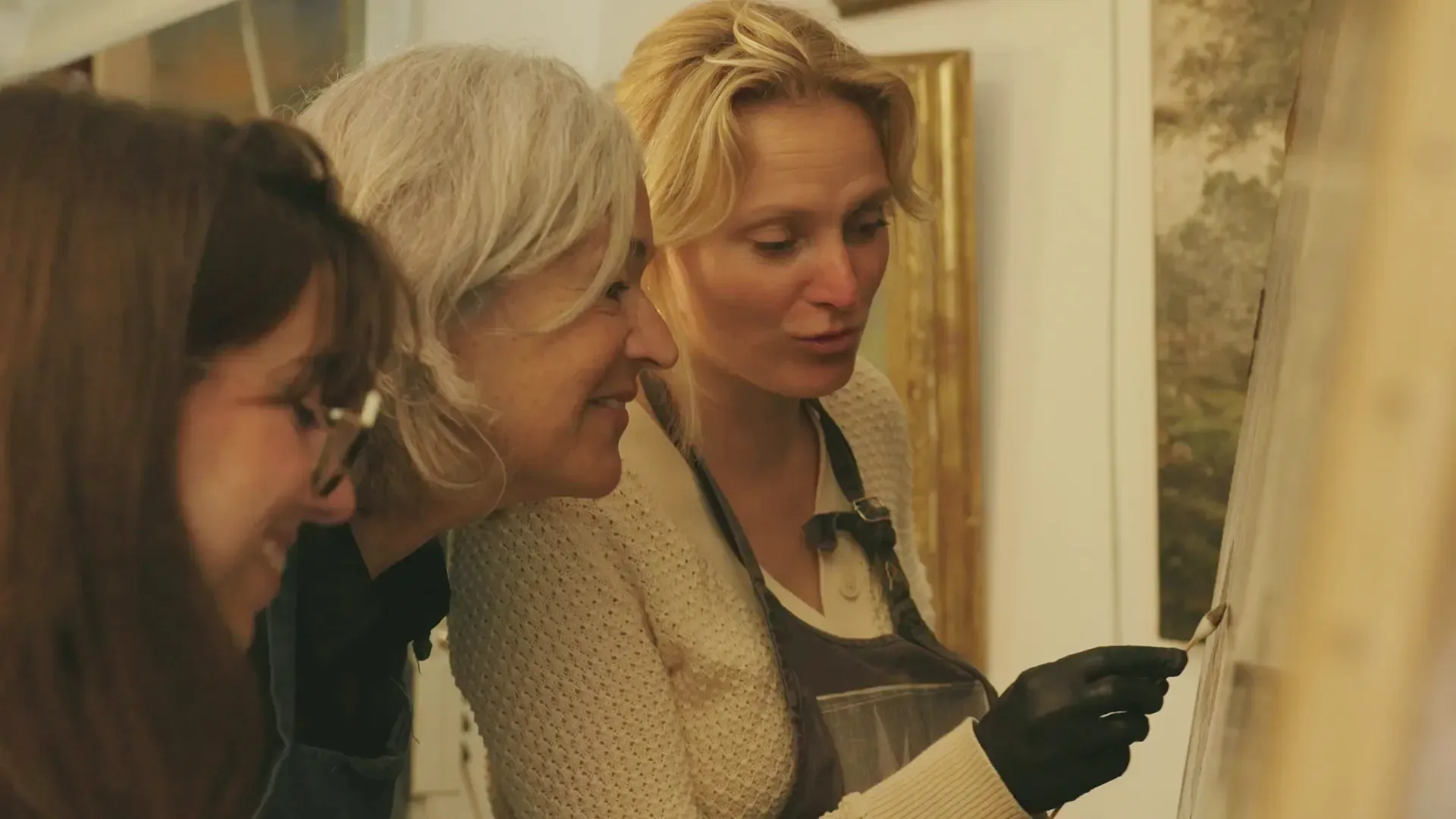Marion Boyer et Sibille Gempp penchées sur une retouche